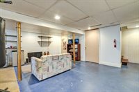 708 Lamp Post Ln, Aston, PA 19014