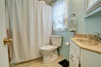 708 Lamp Post Ln, Aston, PA 19014