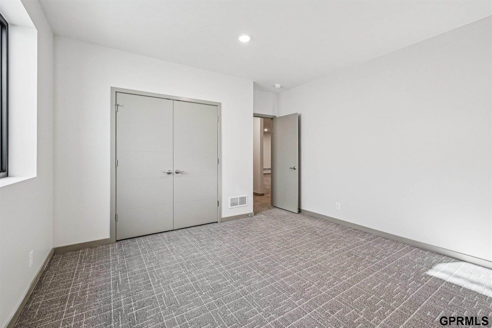 5763 Kestrel Parkway, Elkhorn, NE 68022