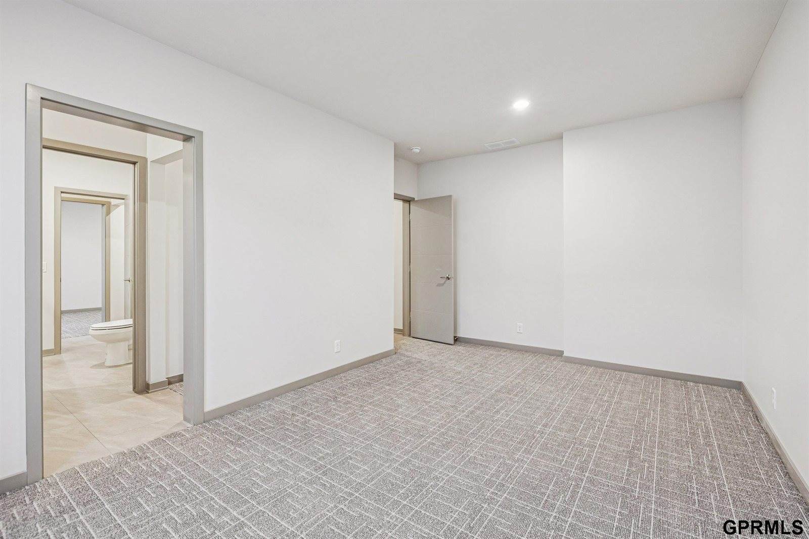 5763 Kestrel Parkway, Elkhorn, NE 68022