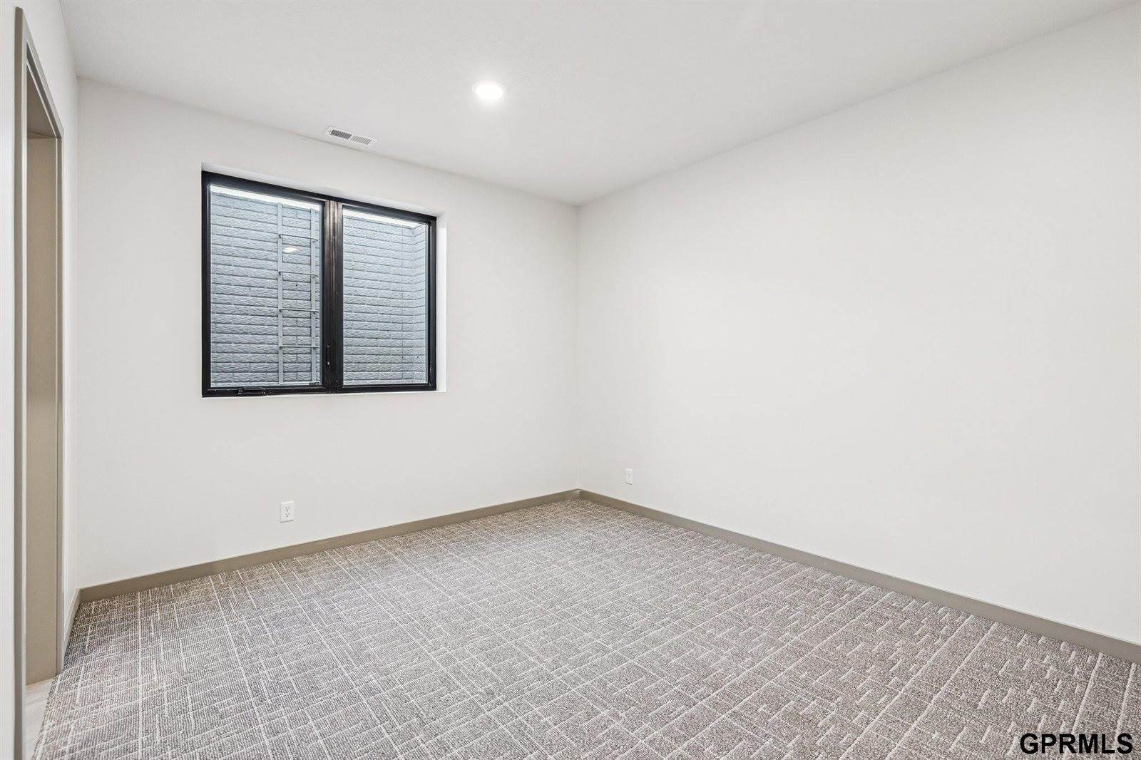 5763 Kestrel Parkway, Elkhorn, NE 68022