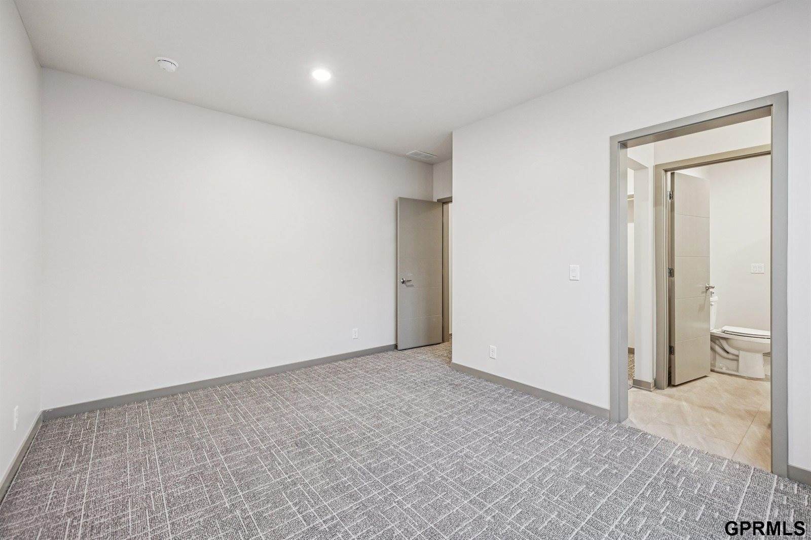 5763 Kestrel Parkway, Elkhorn, NE 68022