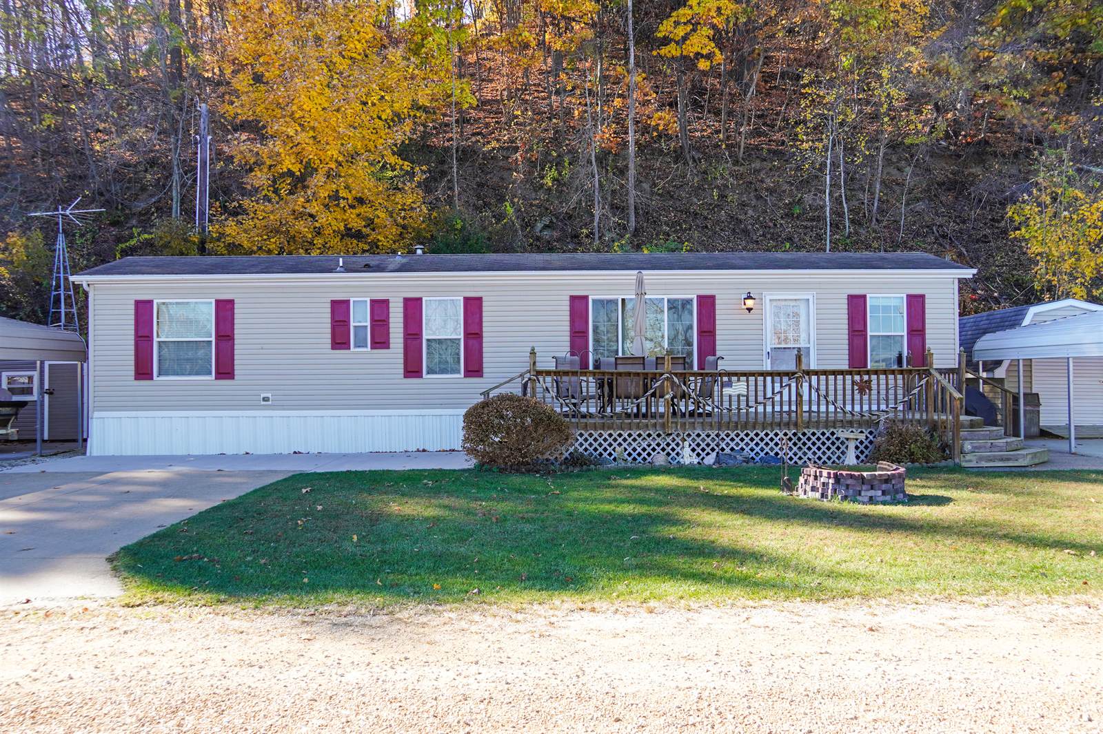 1670 River View Rd, Unit 4, Lansing, IA 52151