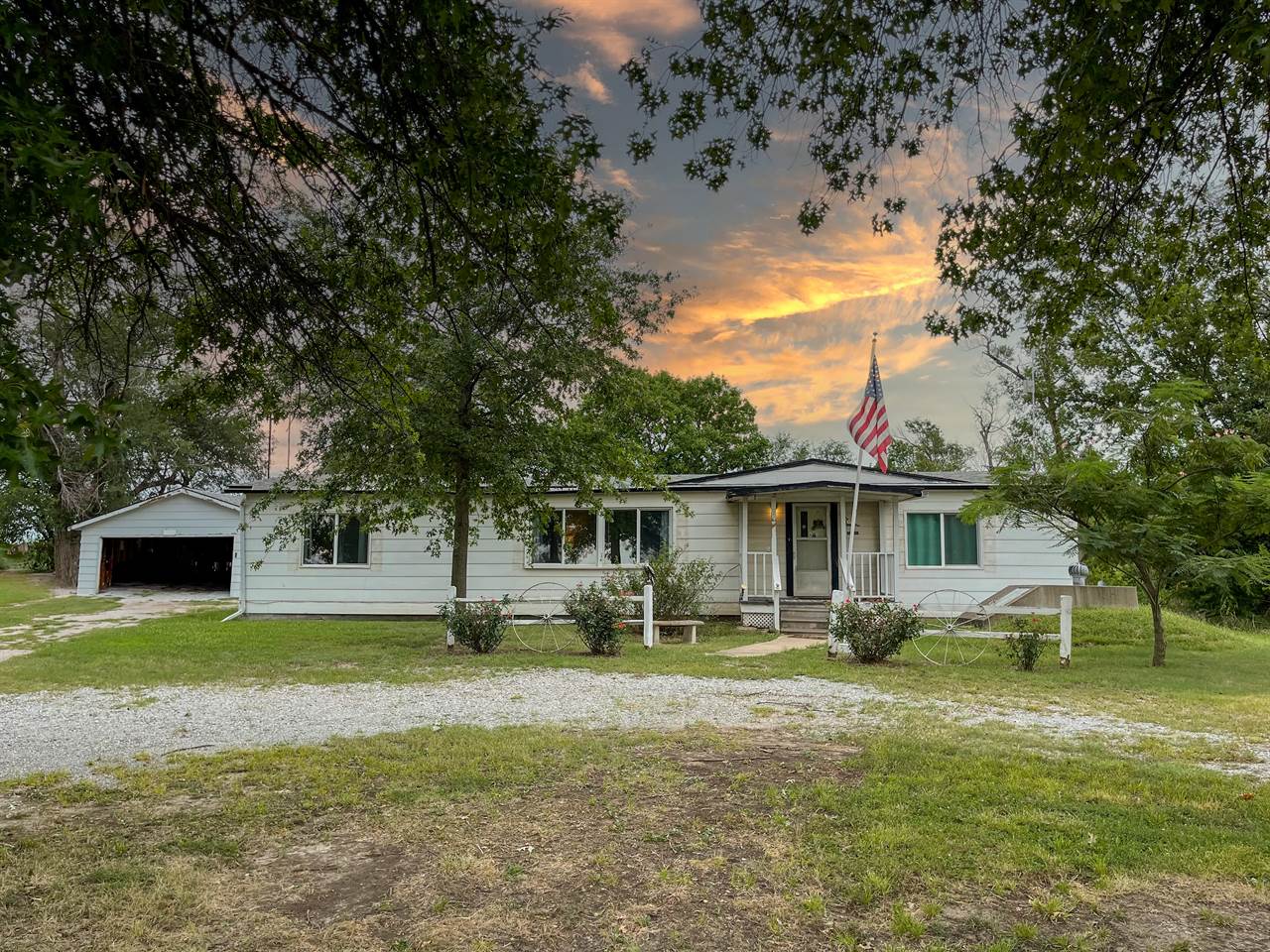 22692 51st Rd, Winfield, KS 67156