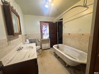 111 North Park Street, Savanna, IL 61074