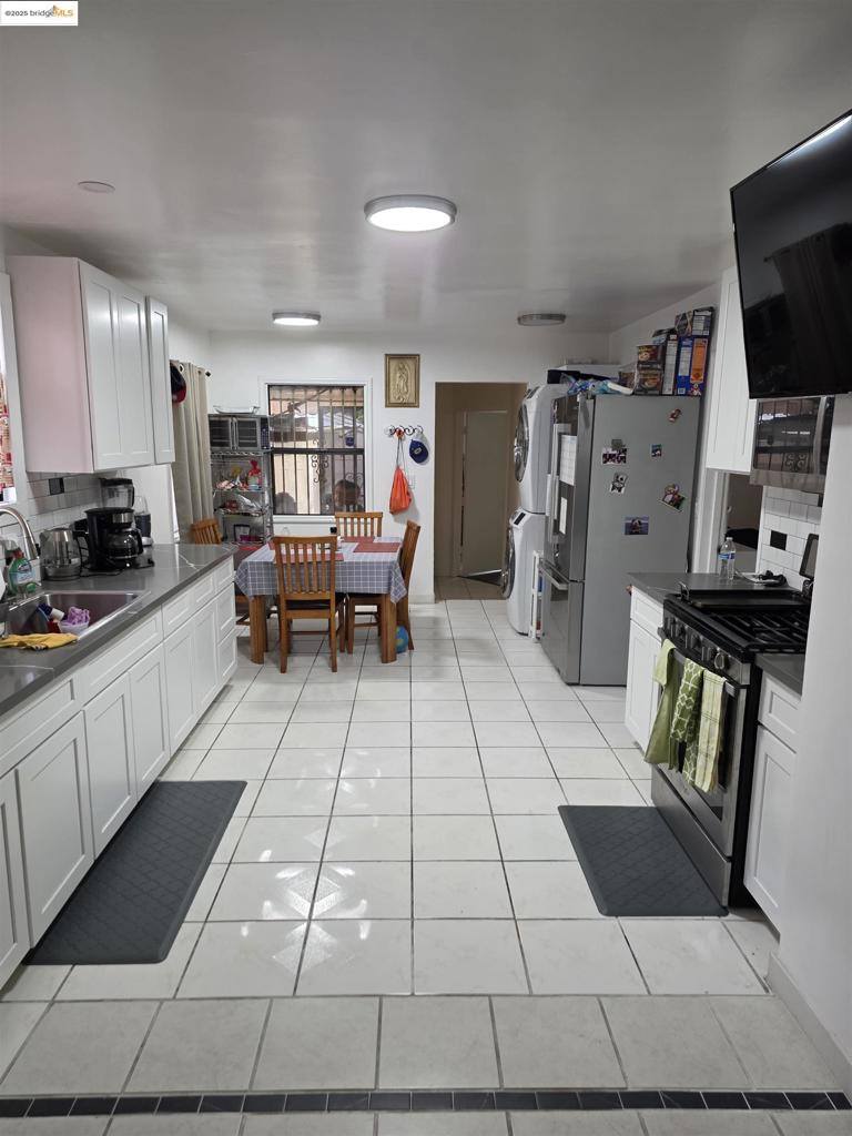 9821 E St, Oakland, CA 94503