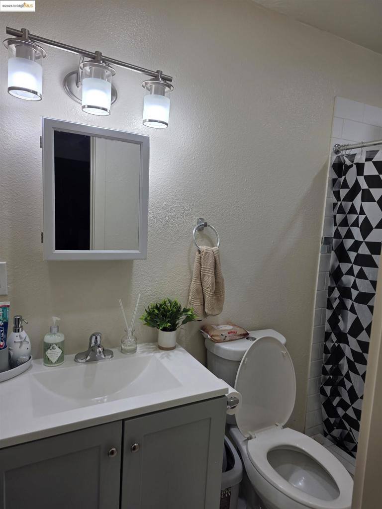 9821 E St, Oakland, CA 94503