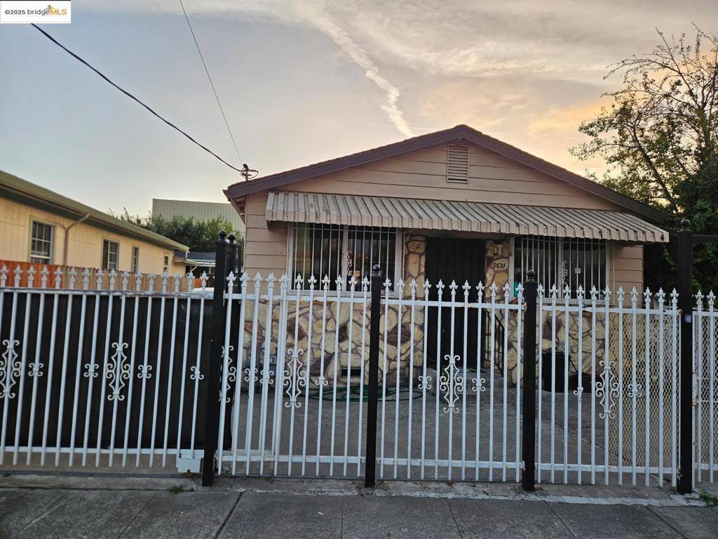 9821 E St, Oakland, CA 94503