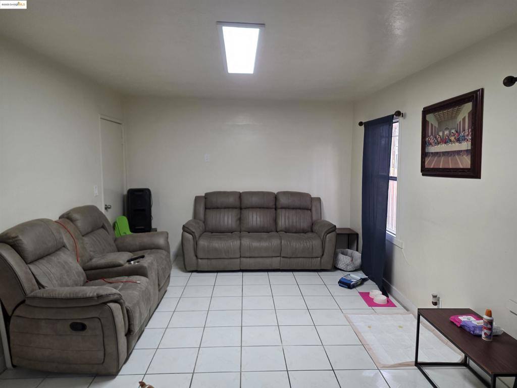 9821 E St, Oakland, CA 94503