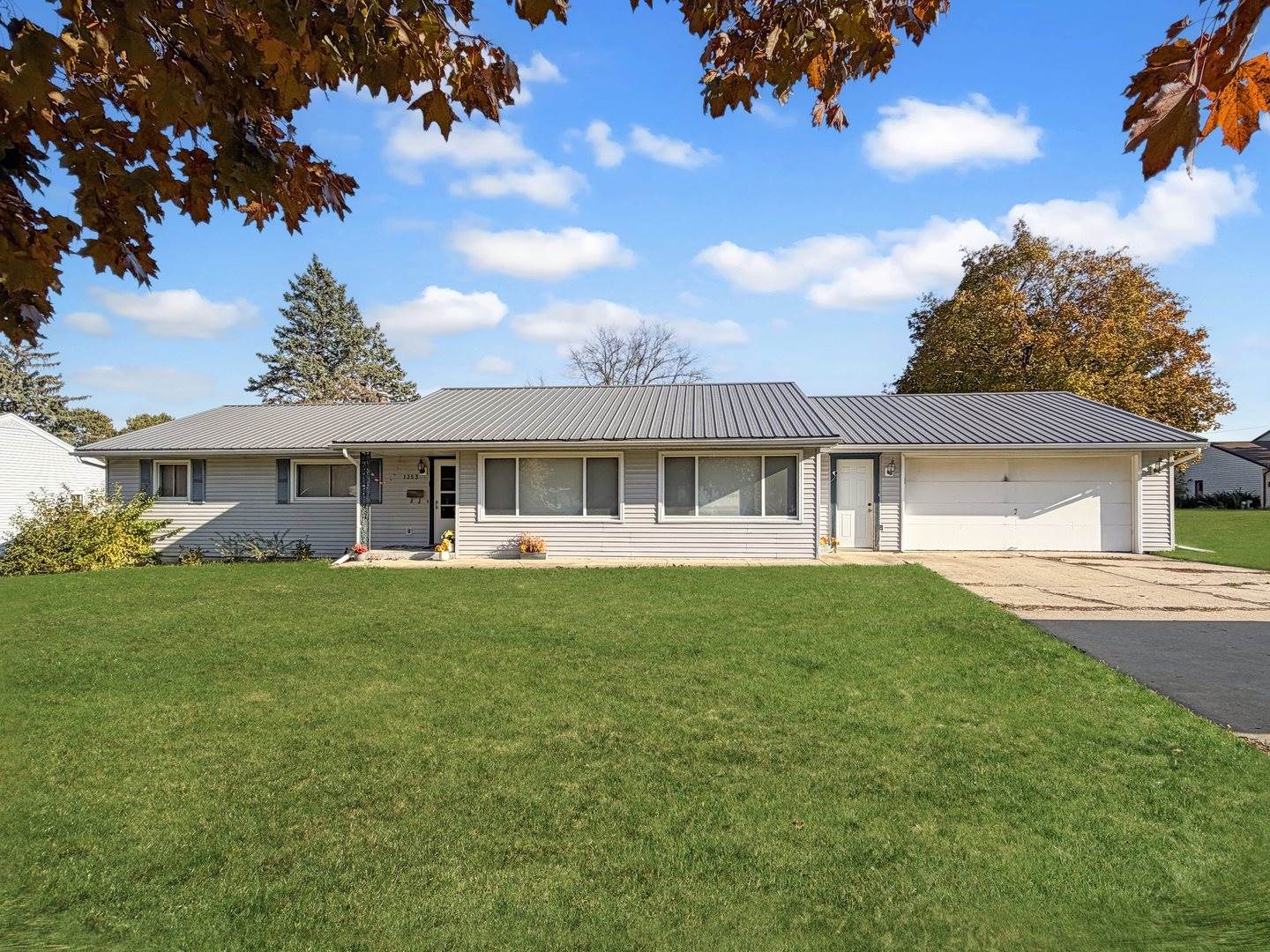 1353 Carriage Hill Lane, Freeport, IL 61032