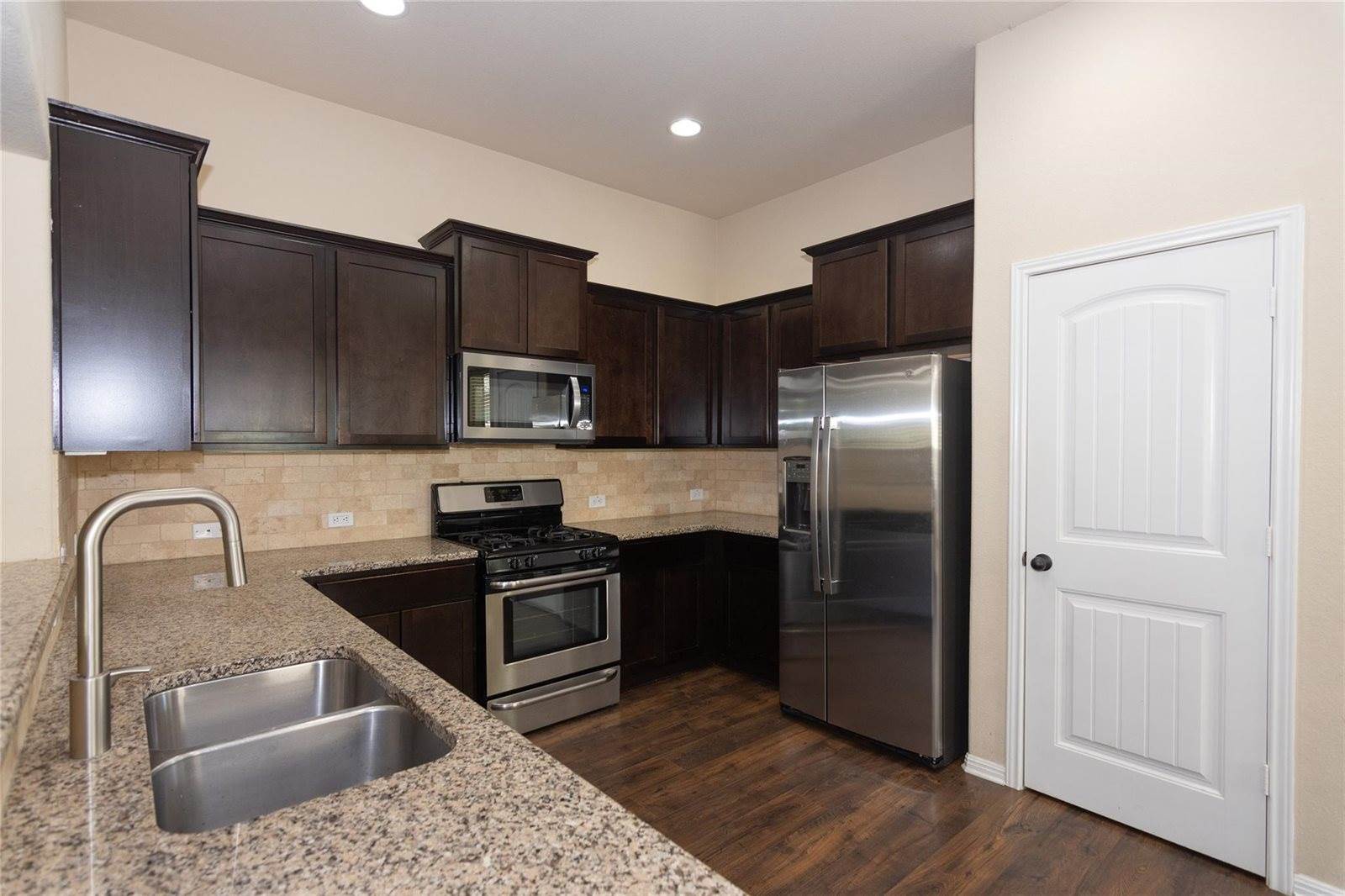 204 Serrano St, Georgetown, TX 78628