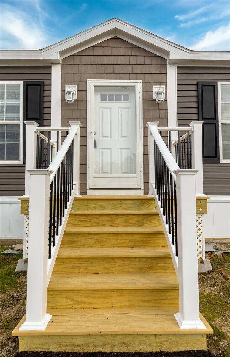 30 Main Road, Holden, ME 04429