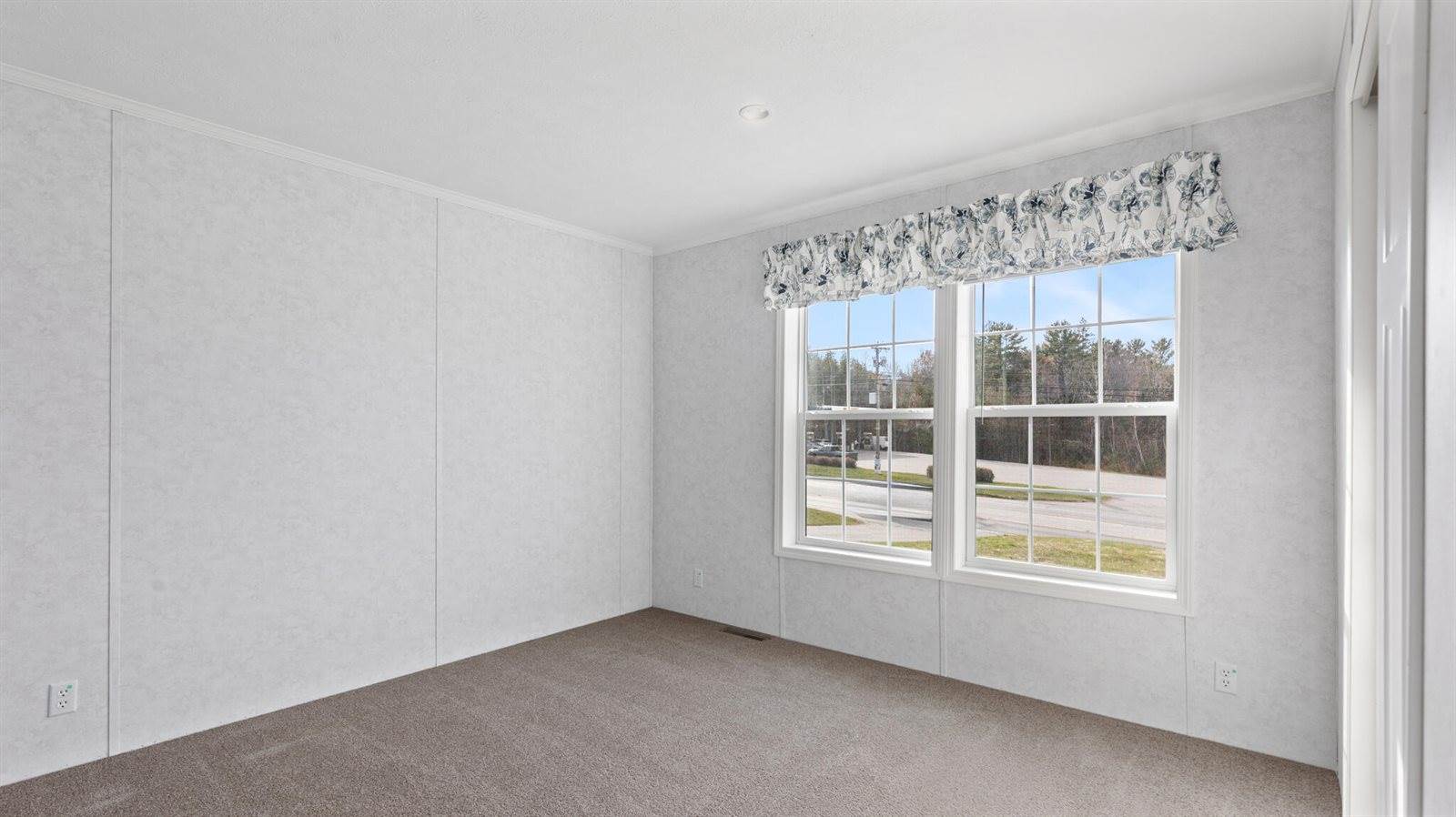 30 Main Road, Holden, ME 04429