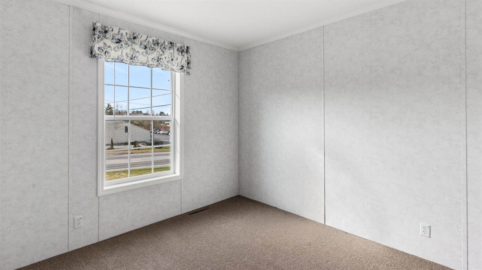 30 Main Road, Holden, ME 04429