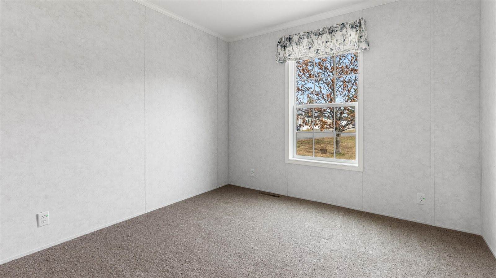 30 Main Road, Holden, ME 04429