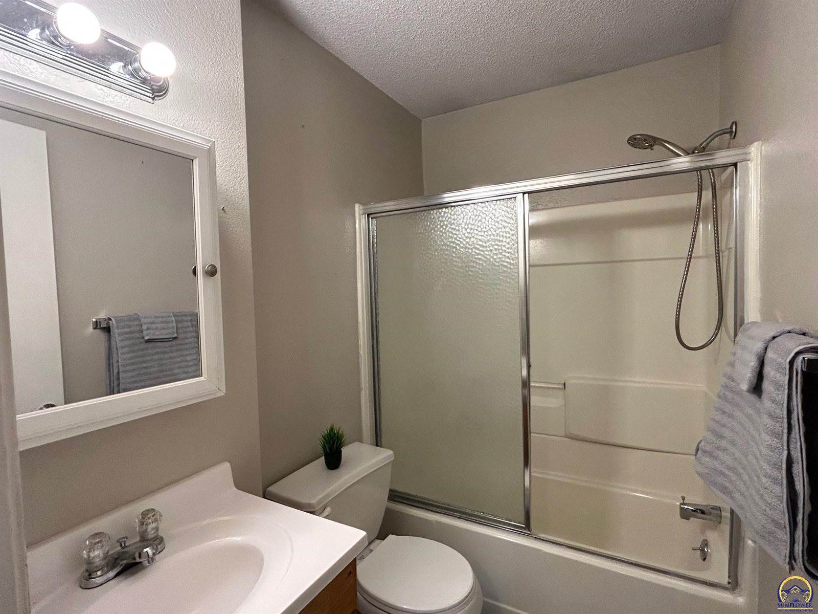 2412 SE Quincy CT, Topeka, KS 66605