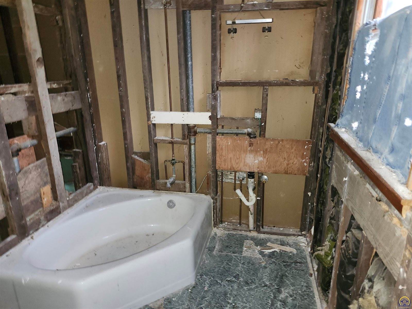 1000 SE Bellview Ave, Topeka, KS 66607