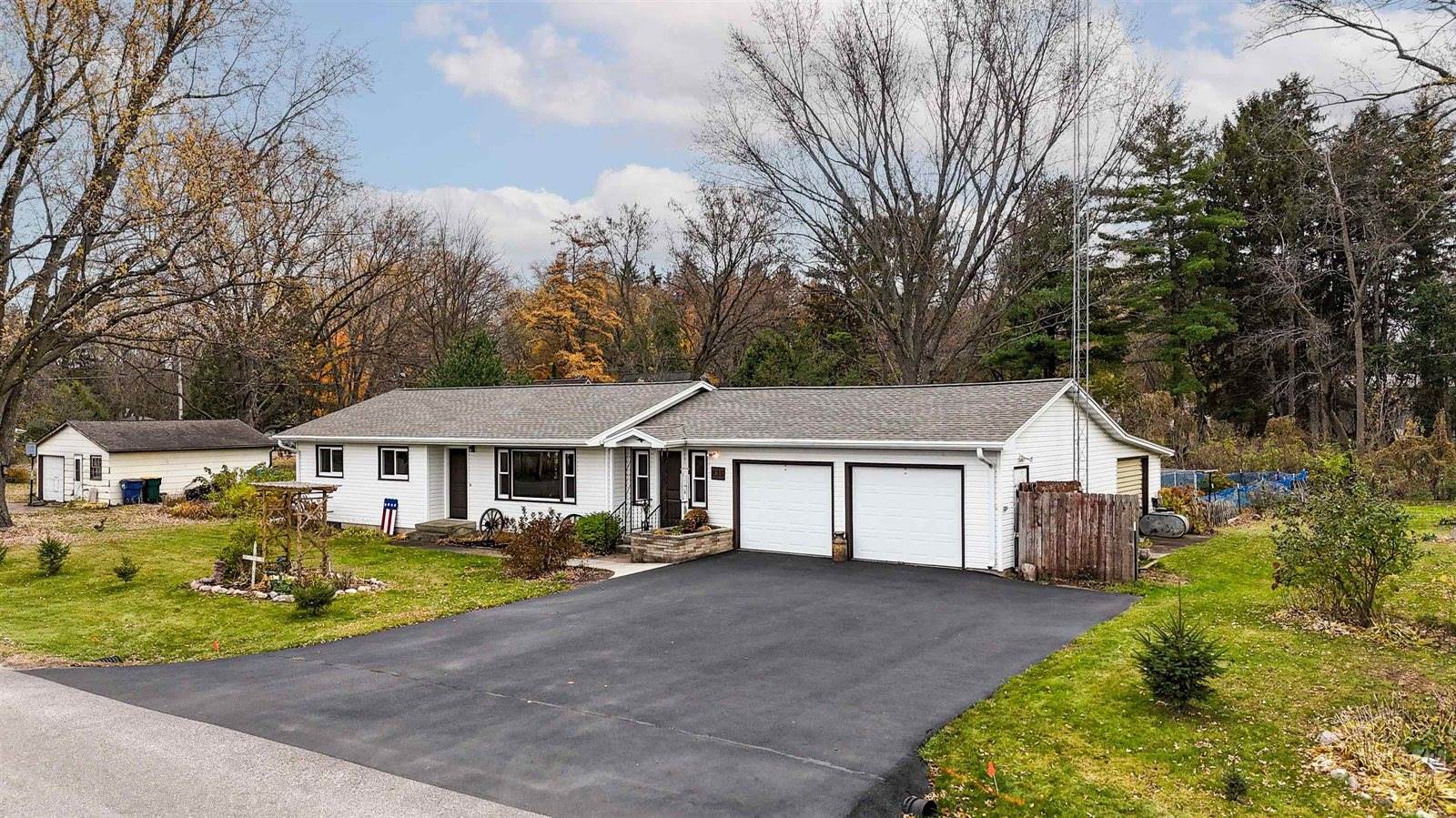 235 School Street, Amherst, WI 54406