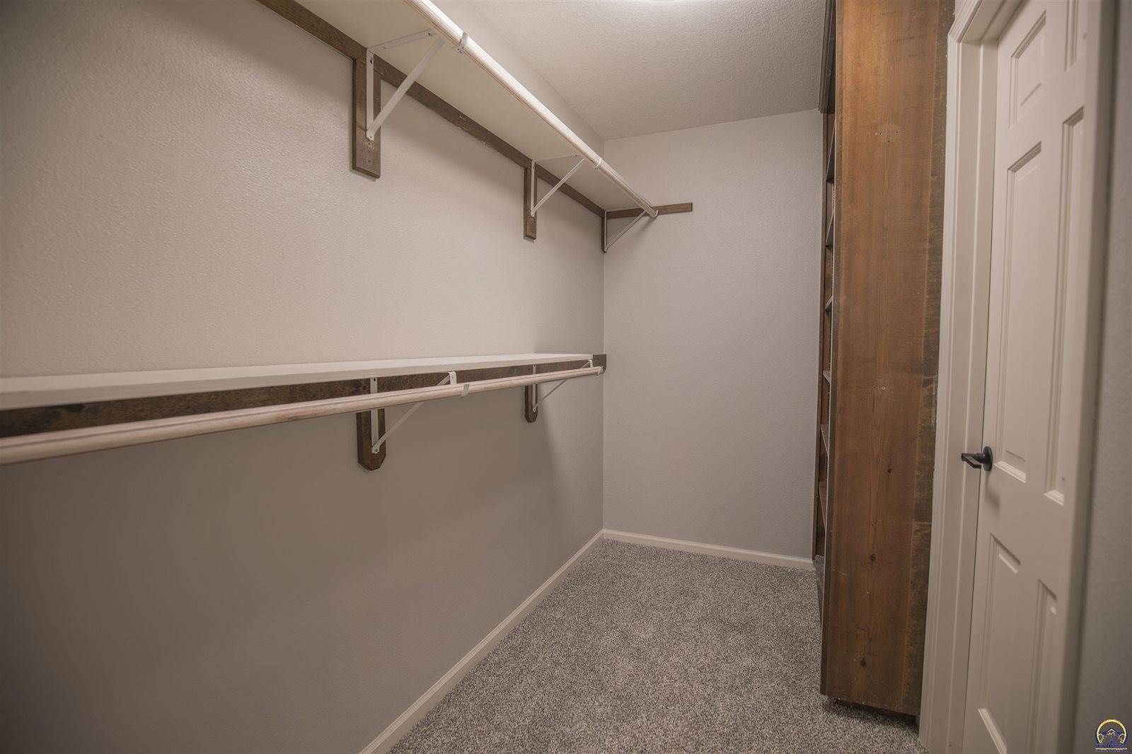 5725 SW Quail Cove CIR, Topeka, KS 66614