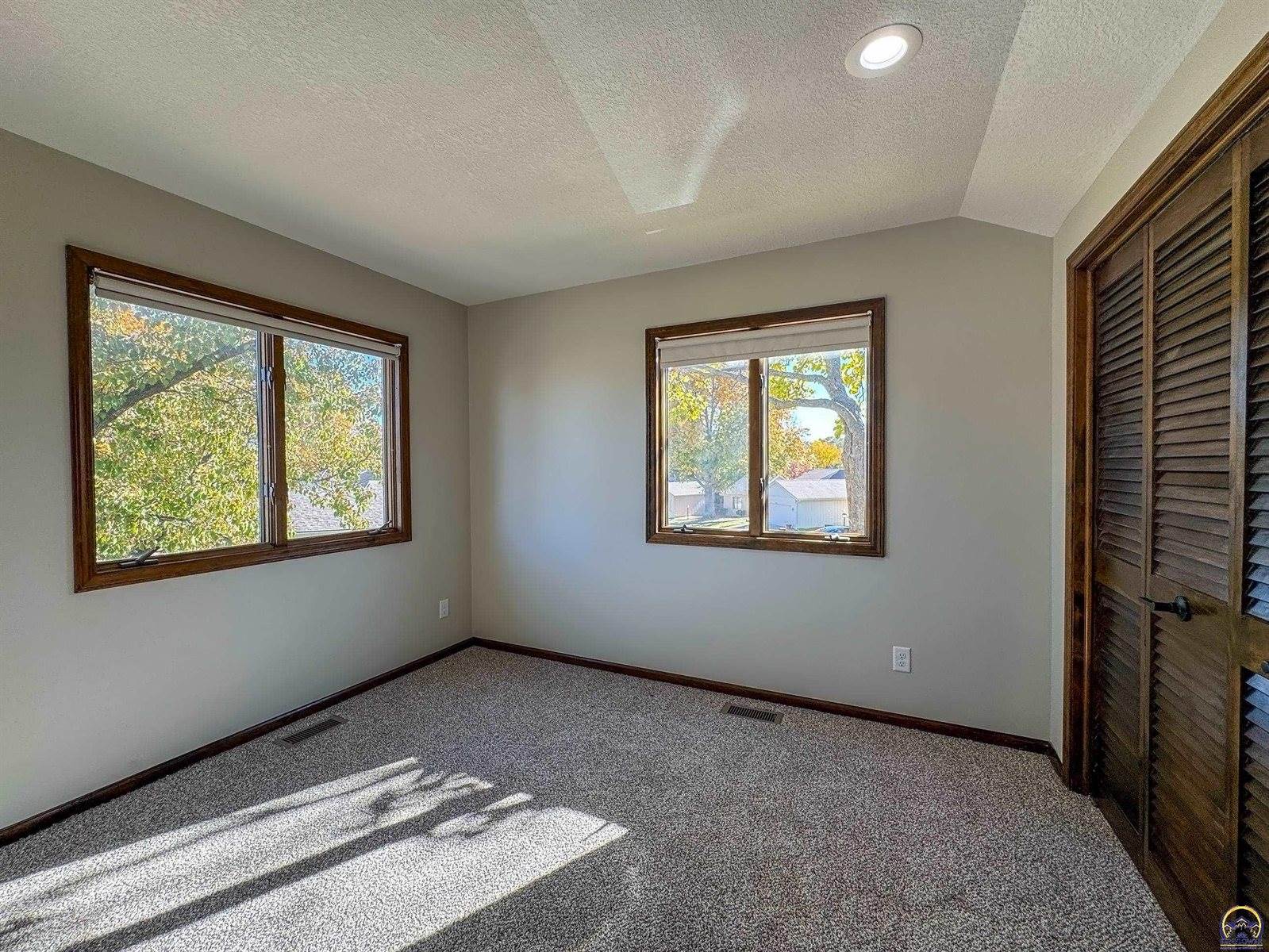 5725 SW Quail Cove CIR, Topeka, KS 66614