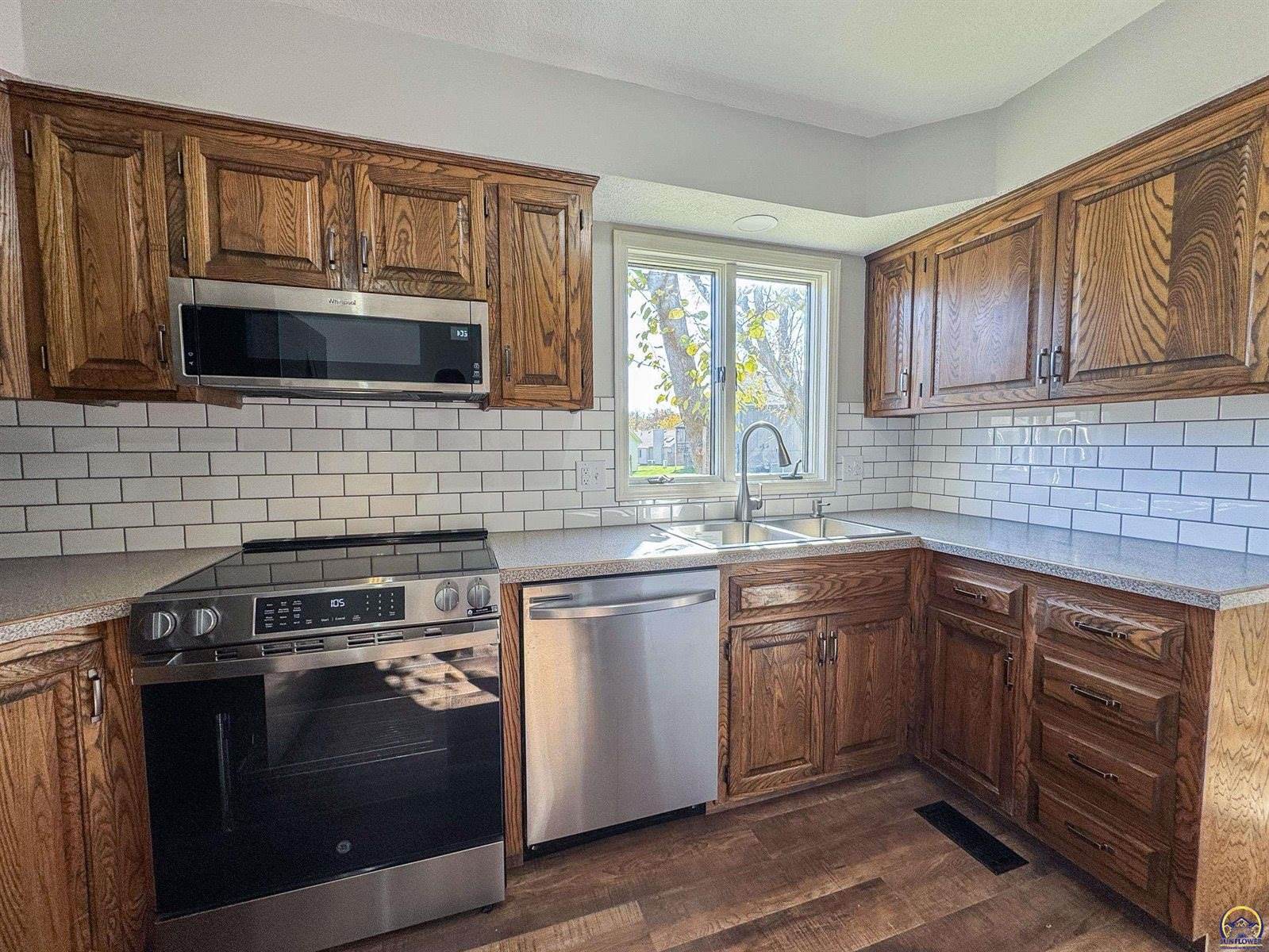 5725 SW Quail Cove CIR, Topeka, KS 66614