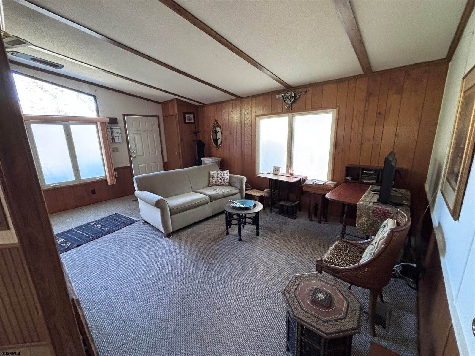 19 Club House Dr, Egg Harbor City, NJ 08215