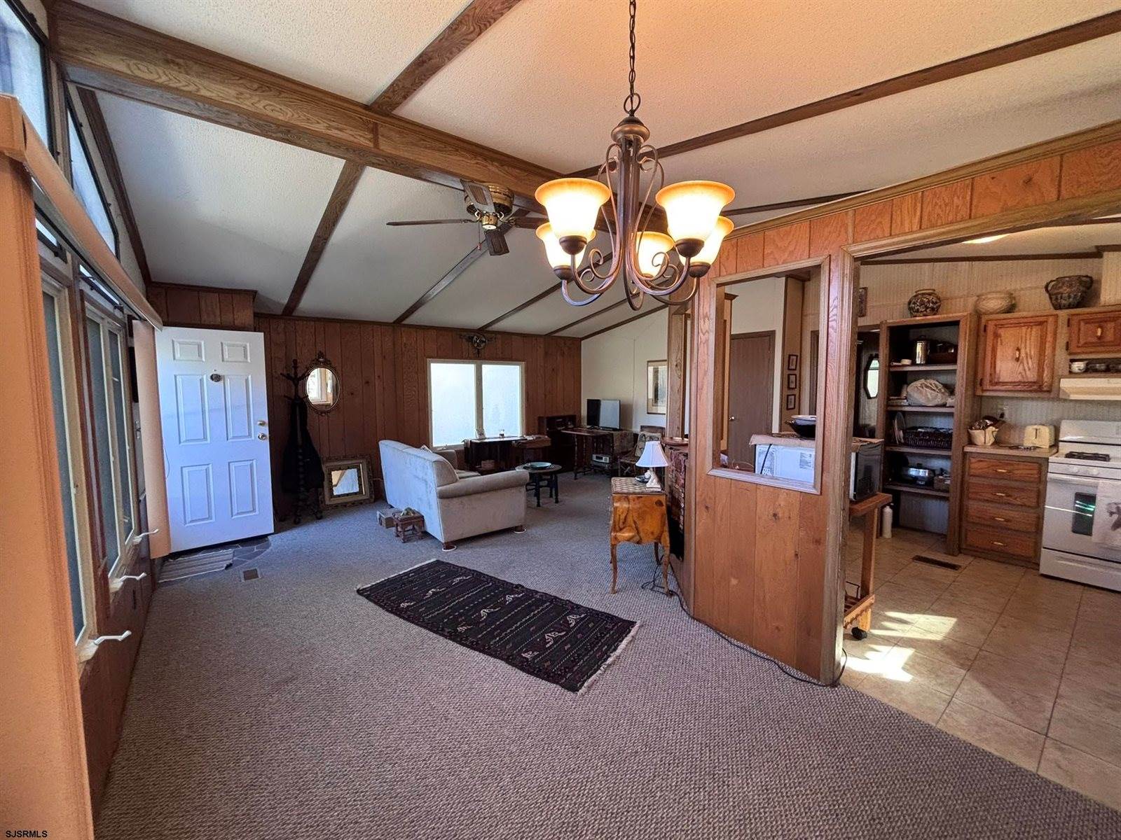 19 Club House Dr, Egg Harbor City, NJ 08215