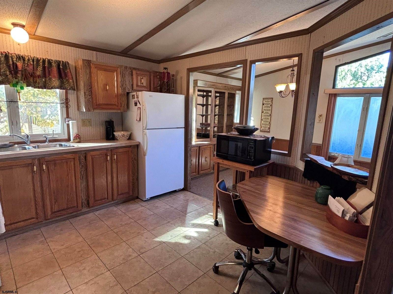 19 Club House Dr, Egg Harbor City, NJ 08215