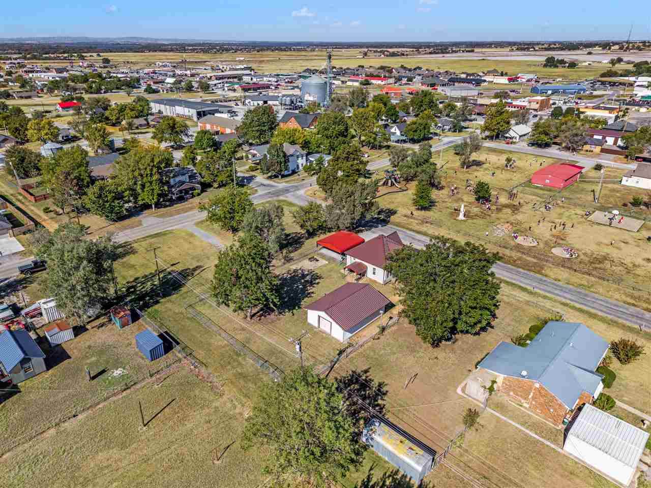 704 6th St, Elgin, OK 73538