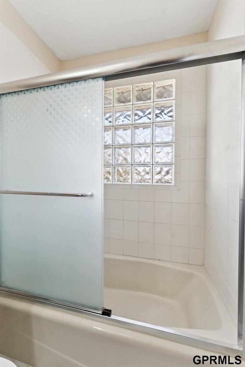 1427 South 52Nd Street, Omaha, NE 68106