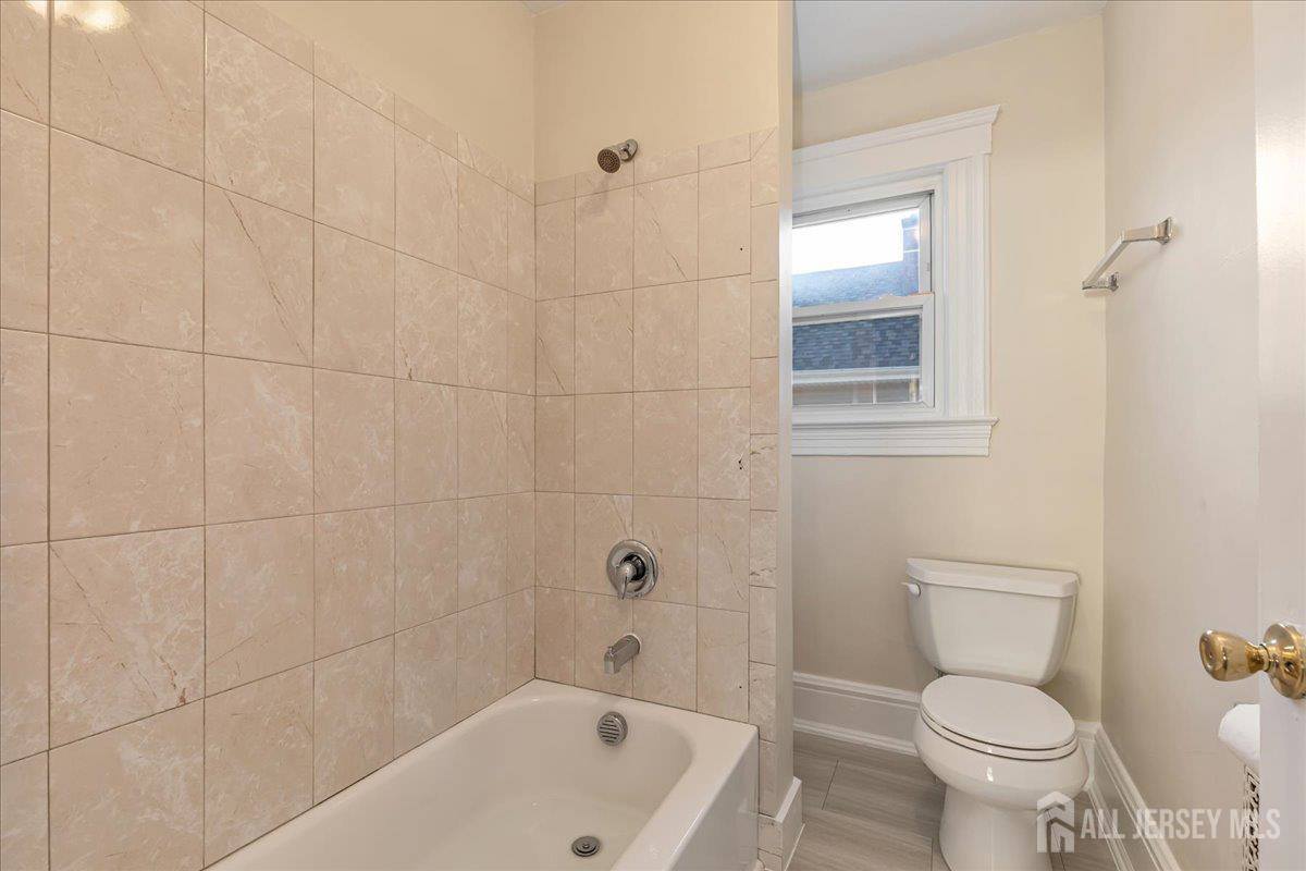 323 Oak Parkway, Dunellen, NJ 08812