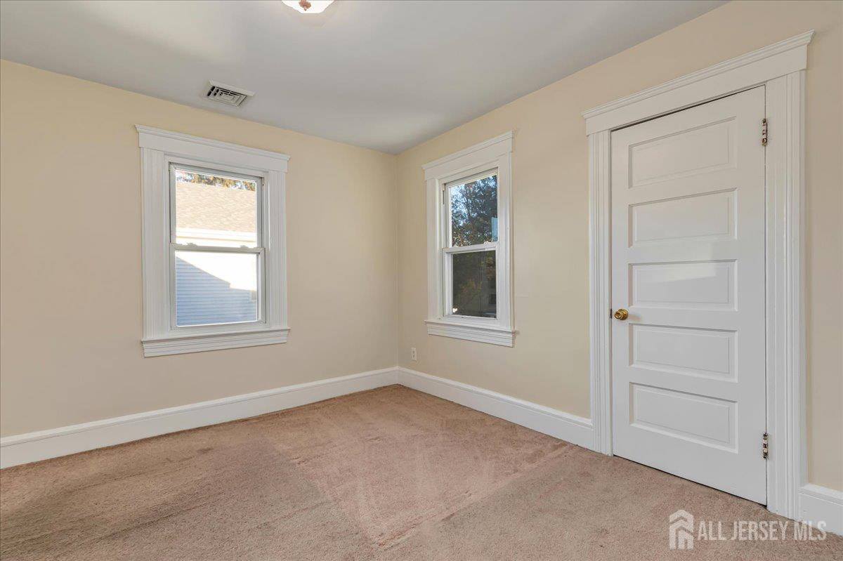 323 Oak Parkway, Dunellen, NJ 08812