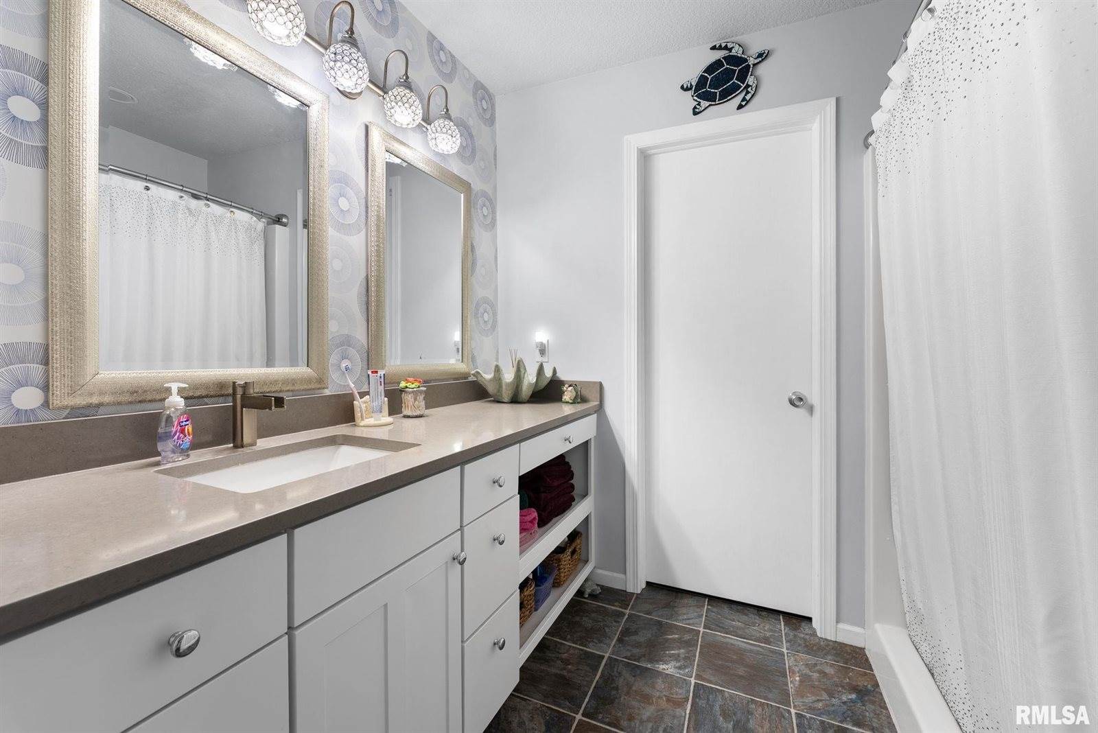 1001 9TH Street, Rapids City, IL 61278