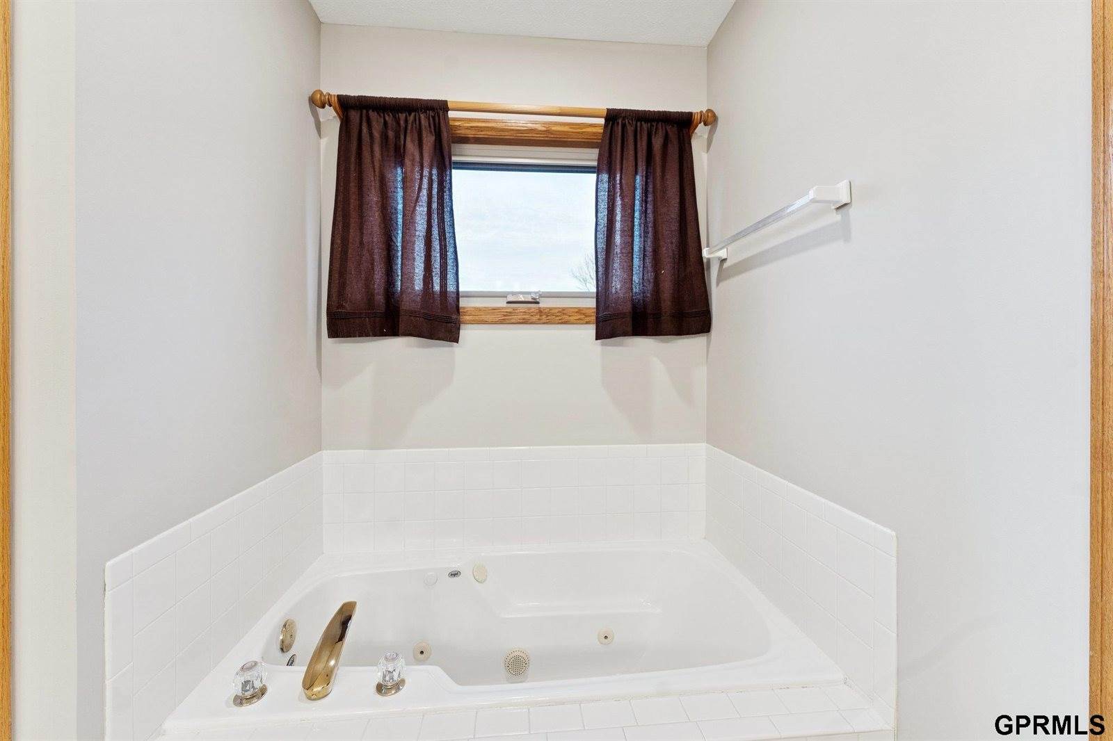 14075 Ellison Avenue, Omaha, NE 68164