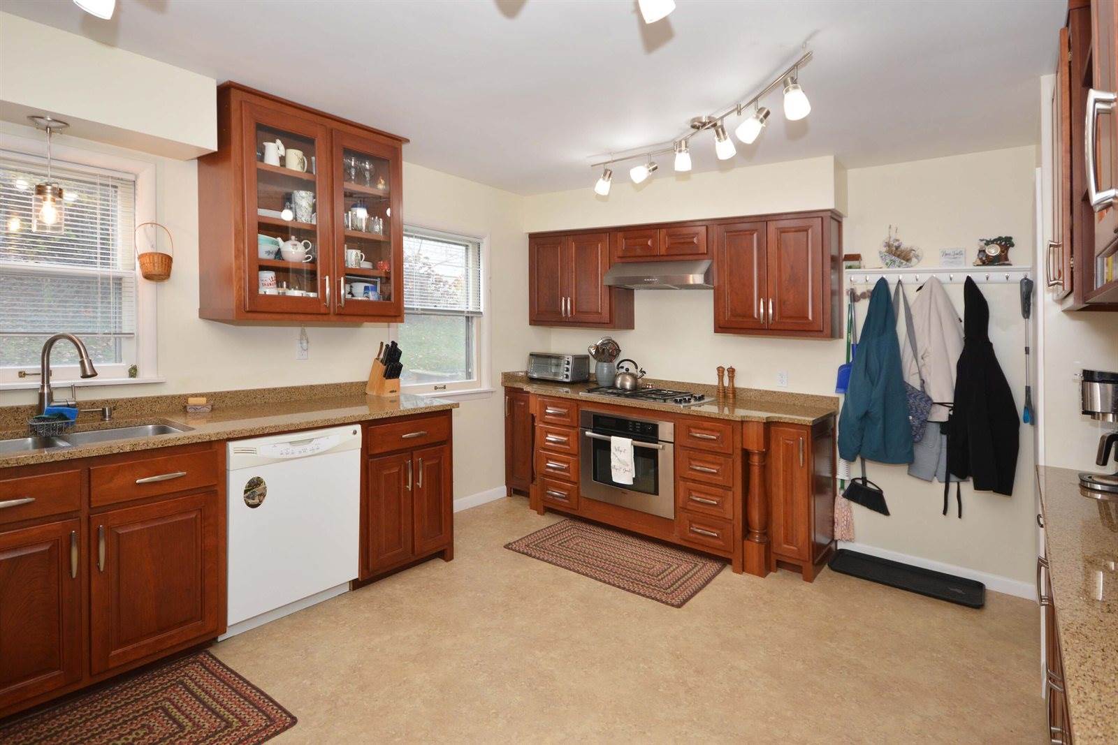 2431 Hillsdale Avenue, Kalamazoo, MI 49006