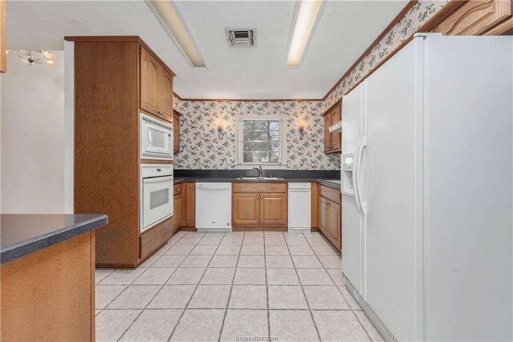 12994 Hunters Creek Road, College Station, TX 77845