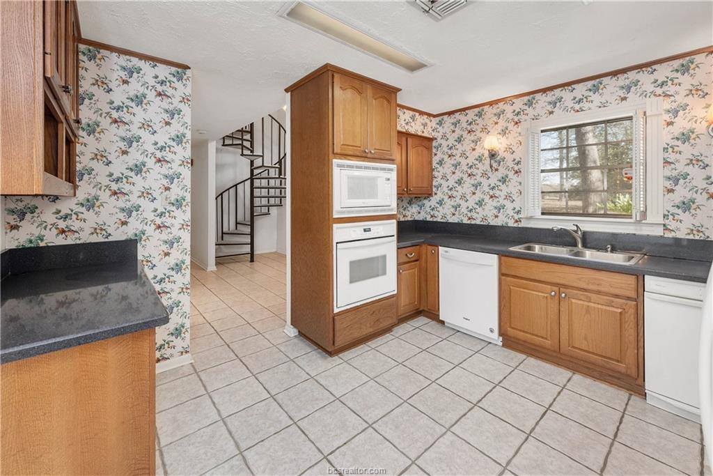 12994 Hunters Creek Road, College Station, TX 77845