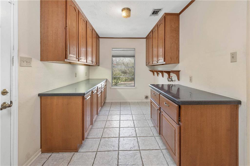 12994 Hunters Creek Road, College Station, TX 77845