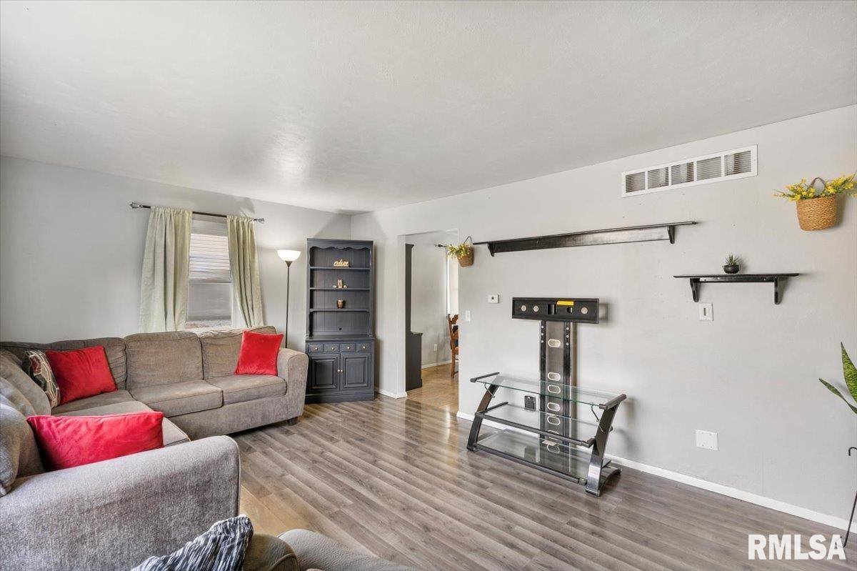 337 5TH Street Court, Silvis, IL 61282