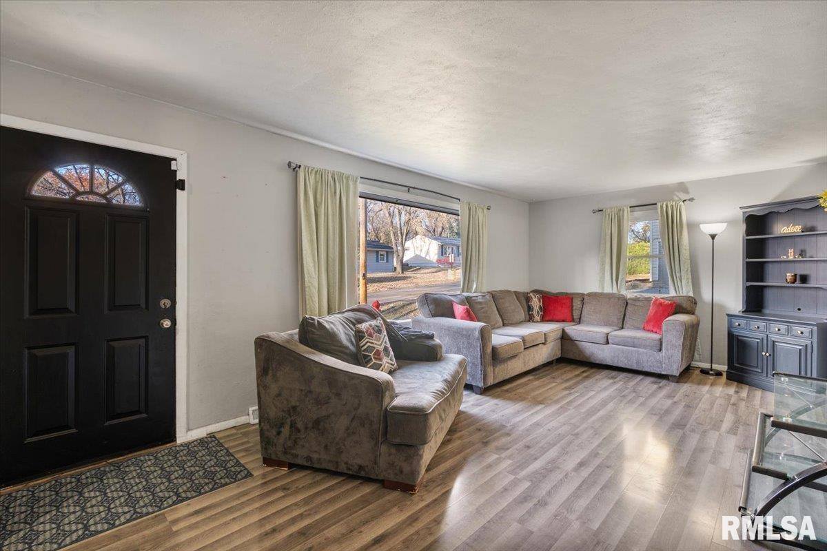 337 5TH Street Court, Silvis, IL 61282