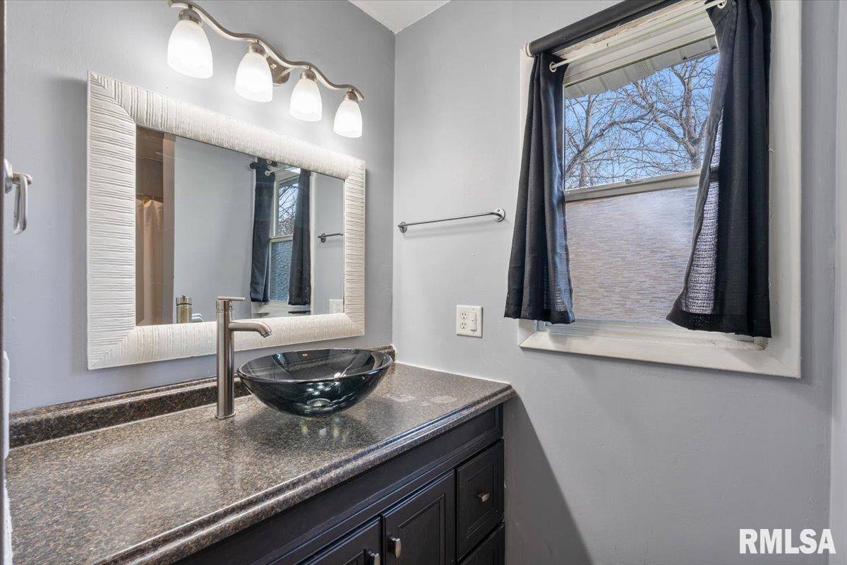 337 5TH Street Court, Silvis, IL 61282