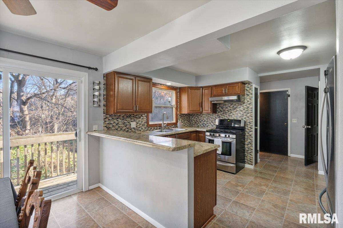 337 5TH Street Court, Silvis, IL 61282