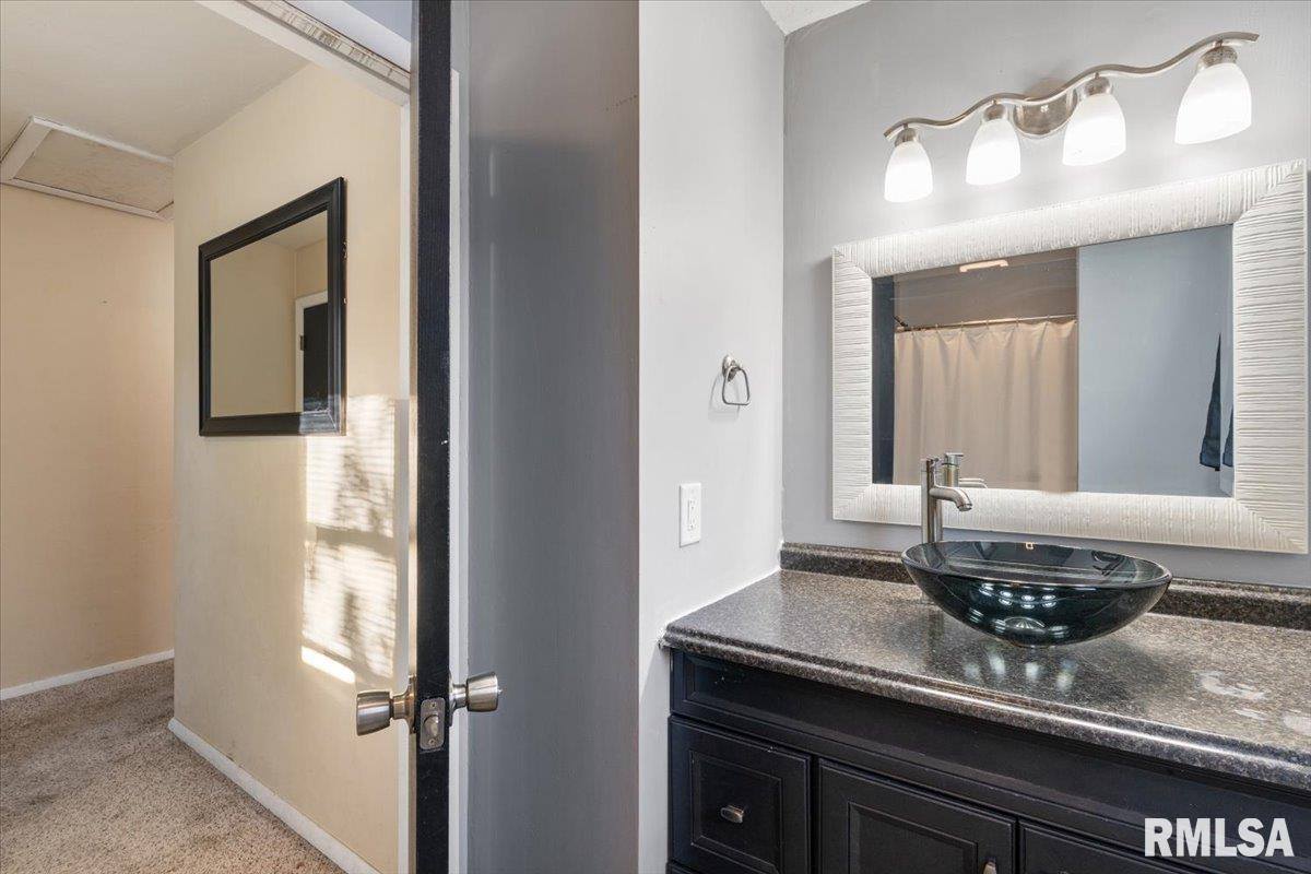 337 5TH Street Court, Silvis, IL 61282