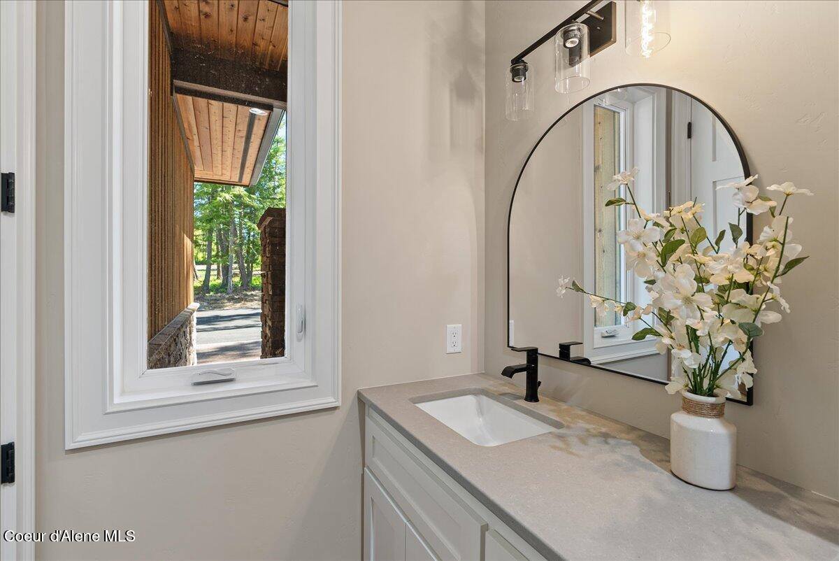 184 Willow Bay Rd, Priest River, ID 83856