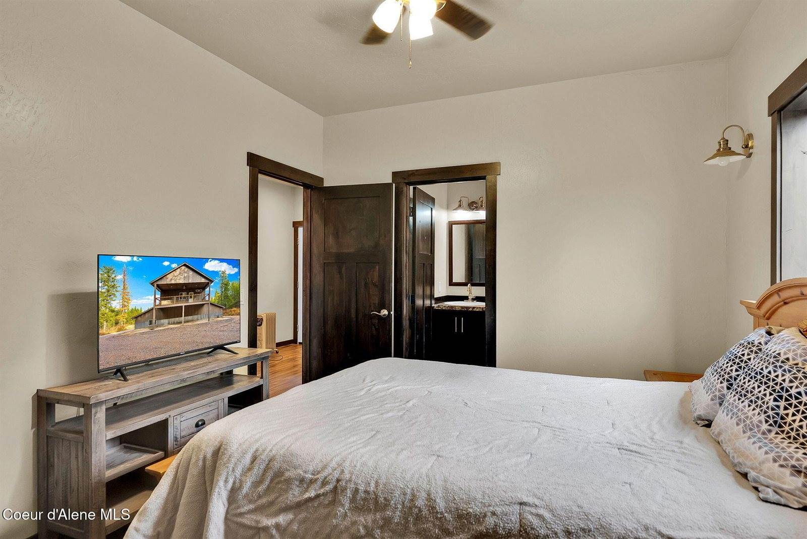 42 Seneacquoteen Dr, Priest River, ID 83856