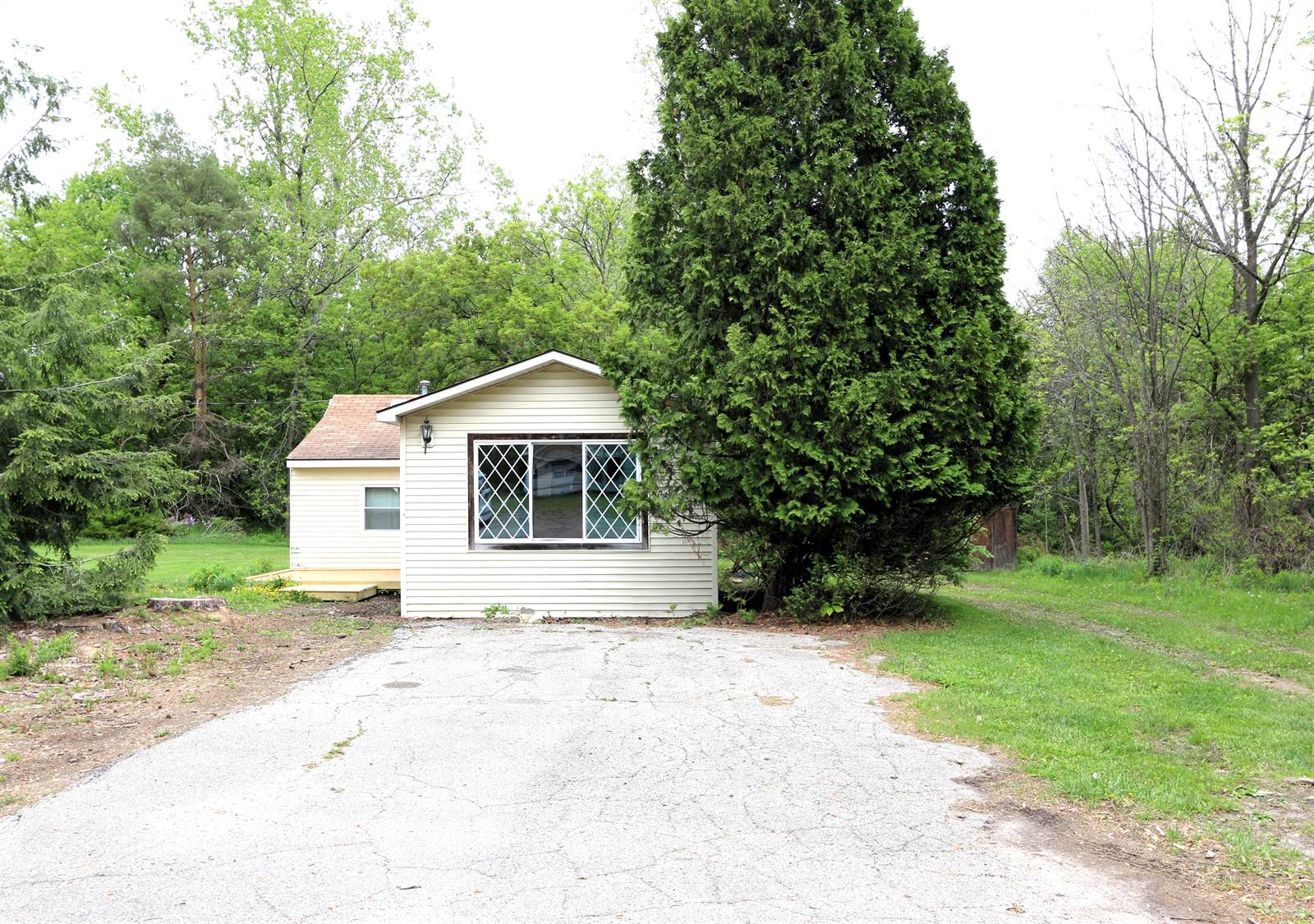 6259 Mercury Ave, Burton, MI 48509