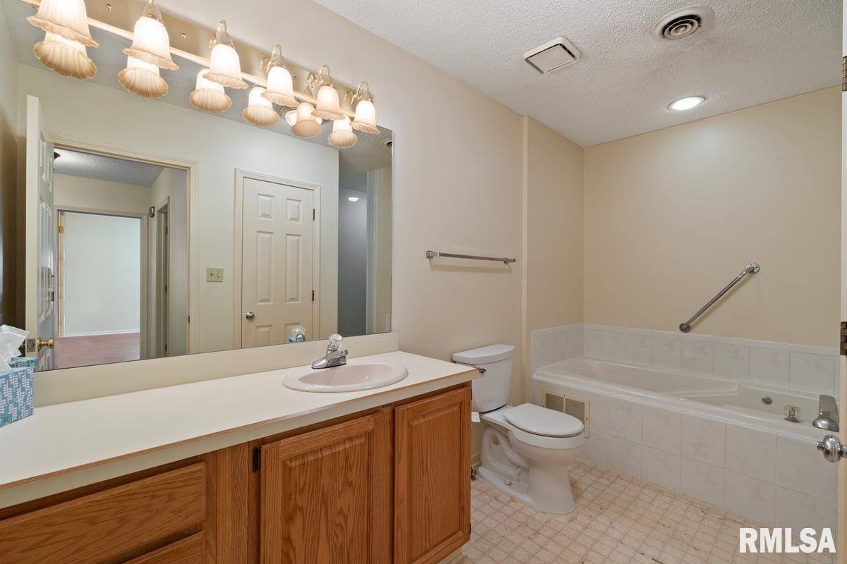 1104 Kimberly Road, Bettendorf, IA 52722