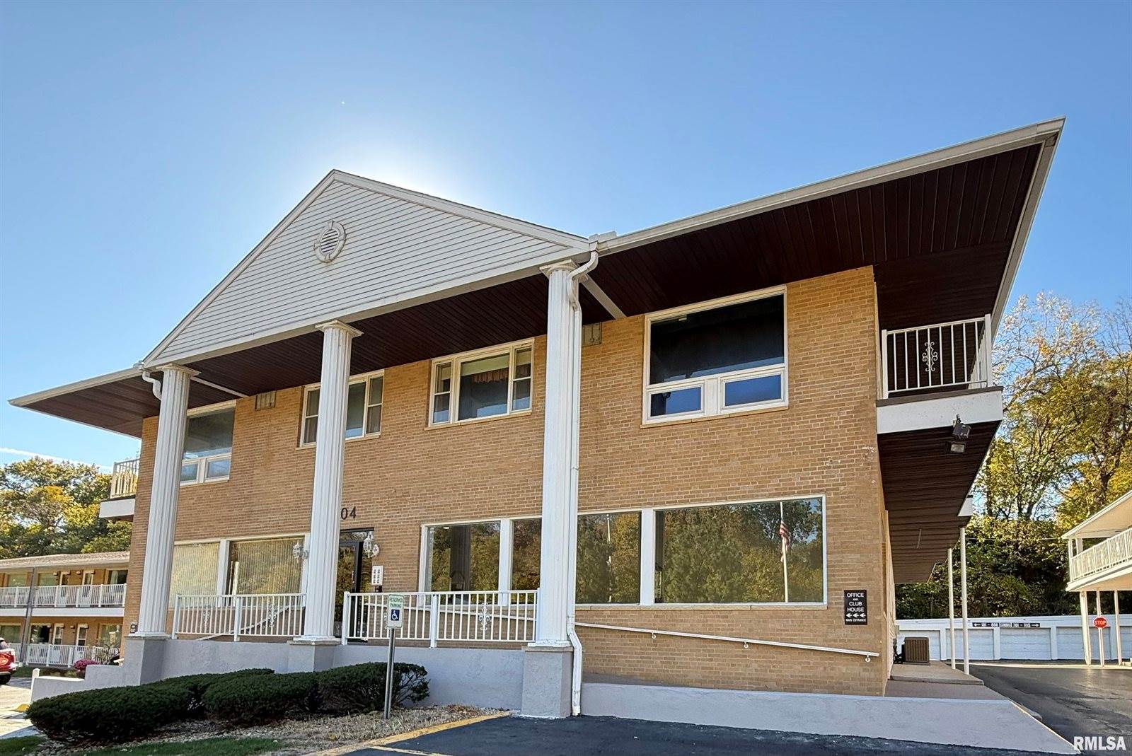 1104 Kimberly Road, Bettendorf, IA 52722