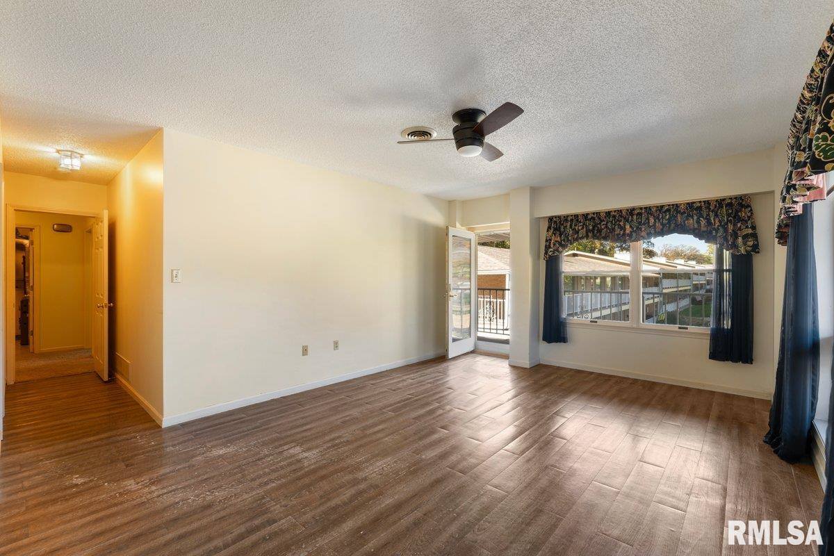 1104 Kimberly Road, Bettendorf, IA 52722