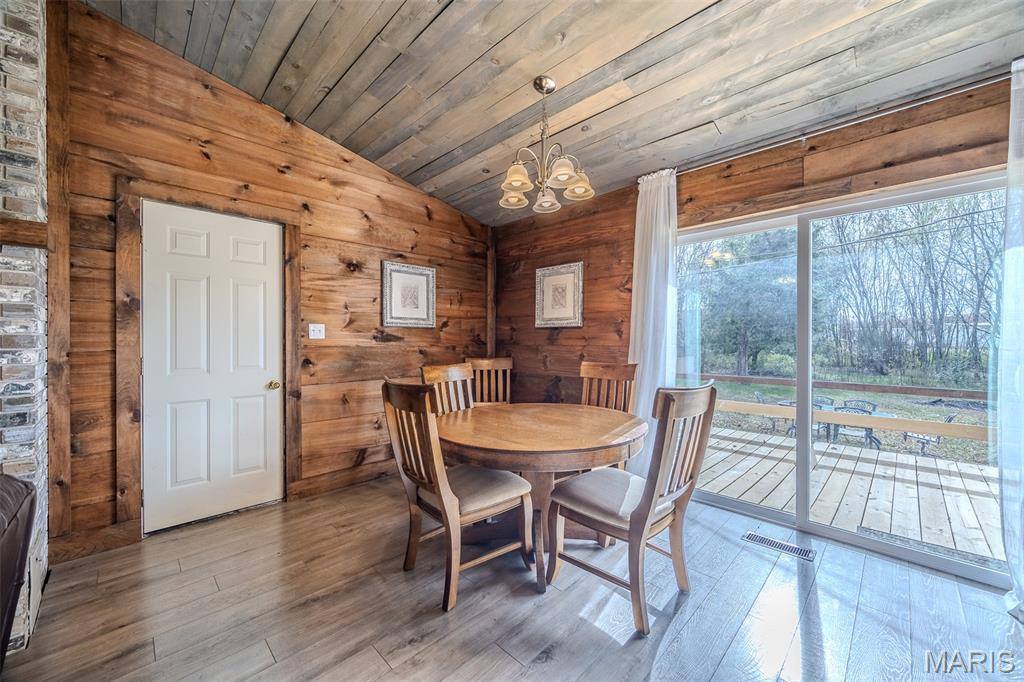 22622 Green Hills Road, Lebanon, MO 65536